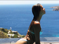 Sandra Kubicka pręży ciało w basenie na greckiej wyspie